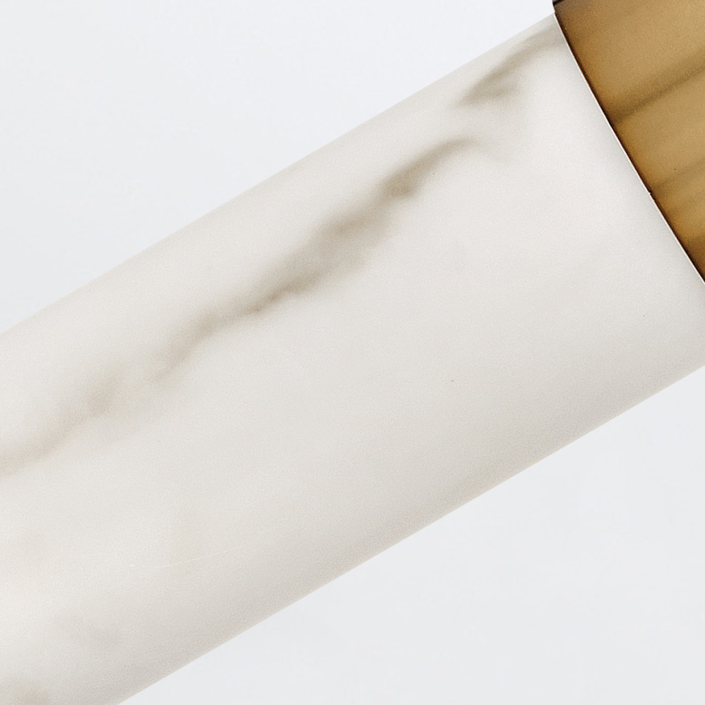 Бра для ванных комнат вертикальное с вытянутым плафоном из алебастра Hinkley