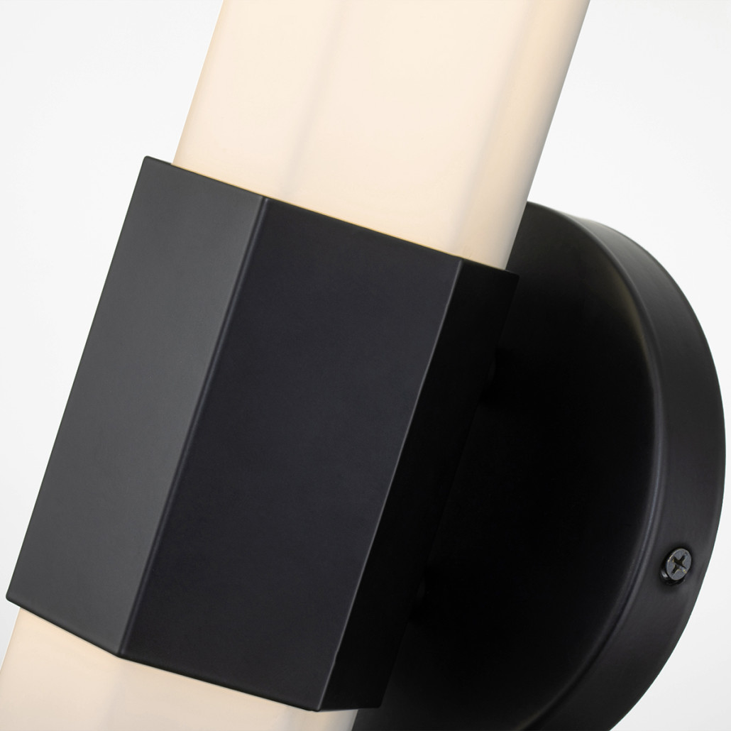 Бра для ванных комнат вертикальное с длинным белым матовым плафоном в форме шестиугольника на круглом основании Hinkley