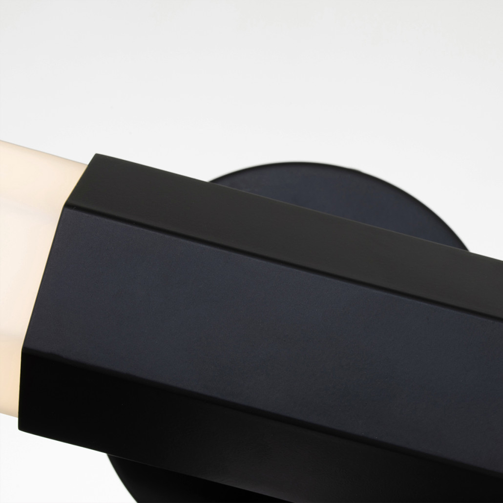 Бра для ванных комнат горизонтальное с длинным белым матовым плафоном в форме шестиугольника на круглом основании Hinkley