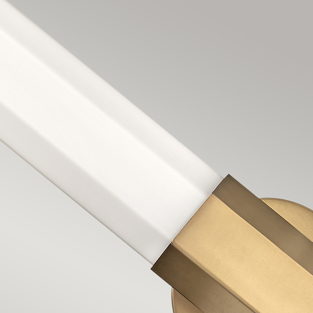 Бра для ванных комнат горизонтальное с длинным белым матовым плафоном в форме шестиугольника на круглом основании Hinkley