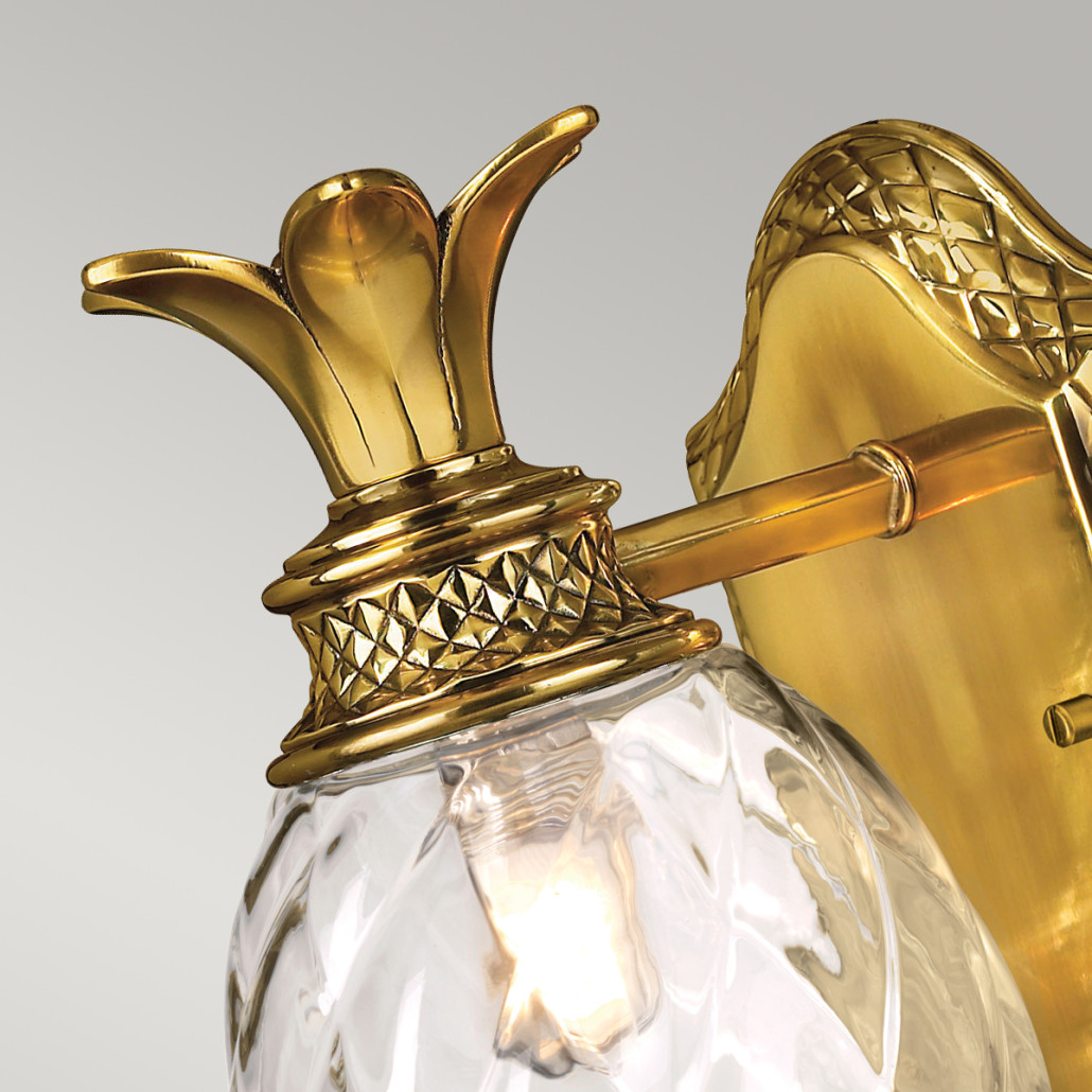 Бра для ванных комнат с прозрачным стеклянным плафоном в форме ананаса и декоративным основанием с рельефным узором Hinkley