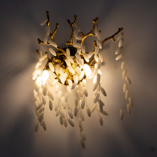 Бра золотого цвета с ветвями и белыми овальными стеклянными подвесками Droplet Chandelier