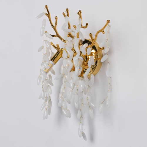 Бра золотого цвета с ветвями и белыми овальными стеклянными подвесками Droplet Chandelier