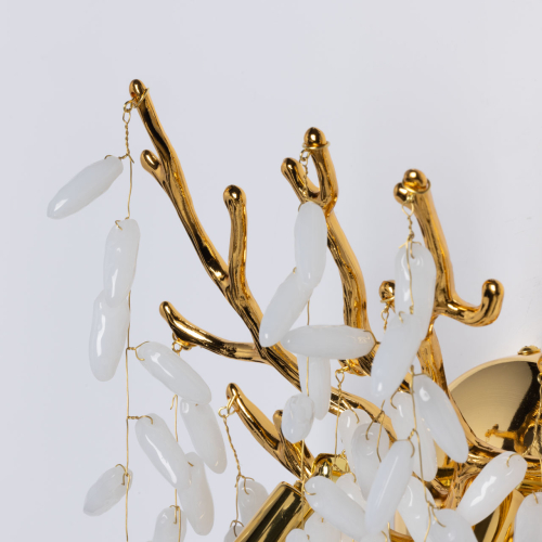Бра золотого цвета с ветвями и белыми овальными стеклянными подвесками Droplet Chandelier