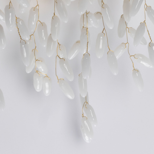 Бра золотого цвета с ветвями и белыми овальными стеклянными подвесками Droplet Chandelier