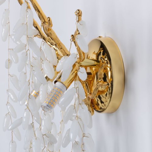 Бра золотого цвета с ветвями и белыми овальными стеклянными подвесками Droplet Chandelier