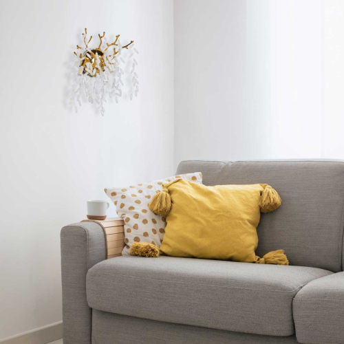 Бра золотого цвета с ветвями и белыми овальными стеклянными подвесками Droplet Chandelier