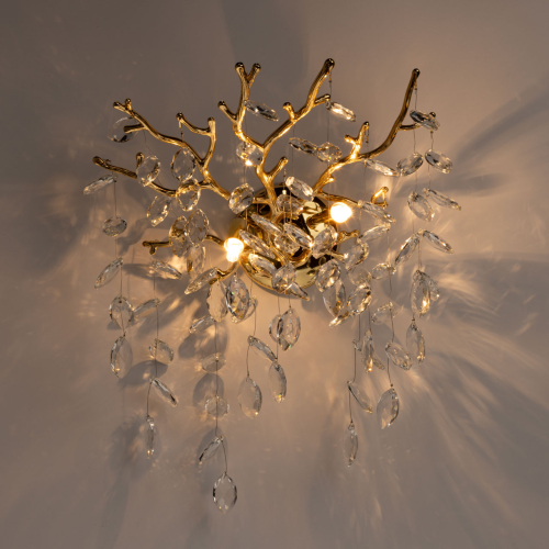 Бра золотого цвета с декоративными ветвями и прозрачными подвесками в форме листьев Droplet Chandelier