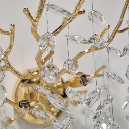 Бра золотого цвета с декоративными ветвями и прозрачными подвесками в форме листьев Droplet Chandelier