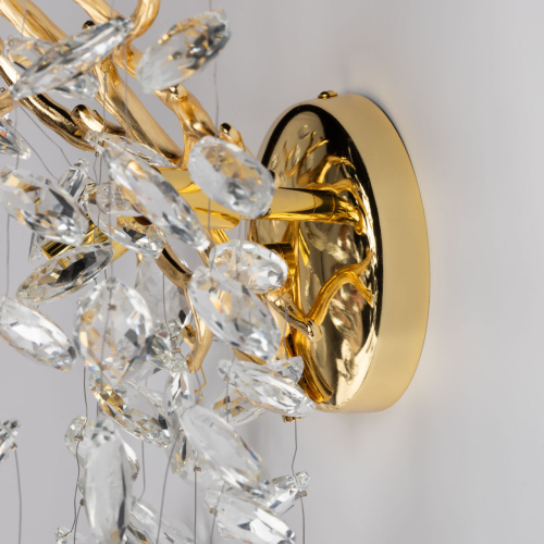 Бра золотого цвета с декоративными ветвями и прозрачными подвесками в форме листьев Droplet Chandelier