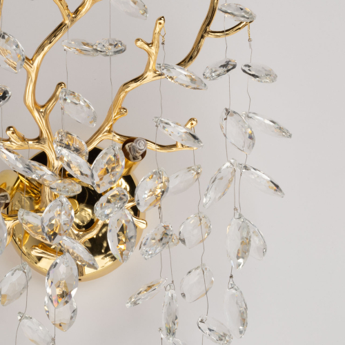 Бра золотого цвета с декоративными ветвями и прозрачными подвесками в форме листьев Droplet Chandelier