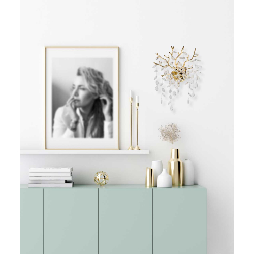 Бра золотого цвета с декоративными ветвями и прозрачными подвесками в форме листьев Droplet Chandelier