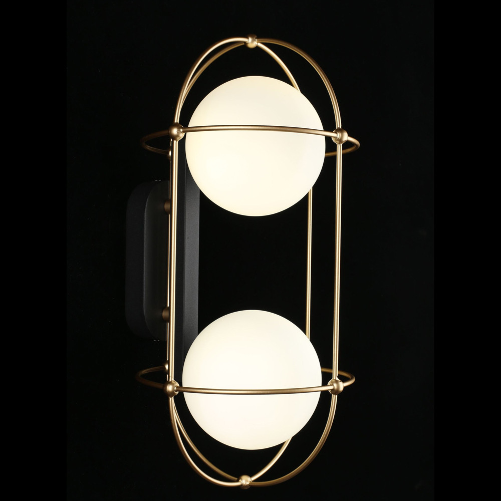 Бра настенное с 2 белыми плафонами Karina