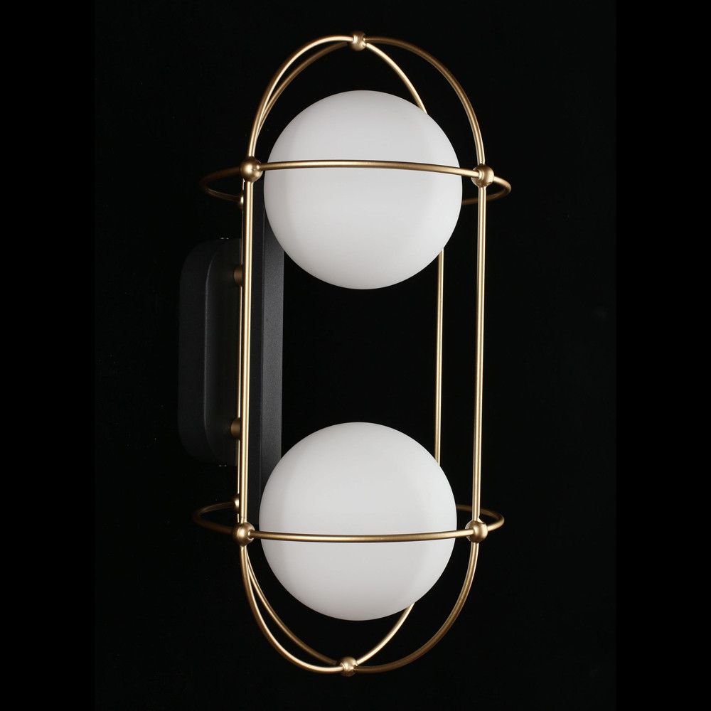 Бра настенное с 2 белыми плафонами Karina