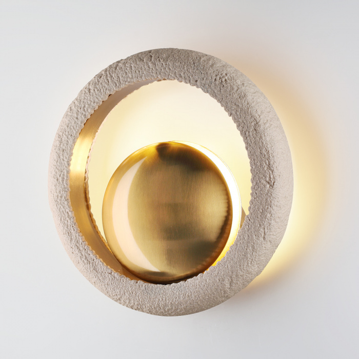 Бра с бежевым текстурным кольцом и латунным шаром в центре Tactile