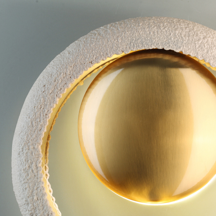 Бра с бежевым текстурным кольцом и латунным шаром в центре Tactile