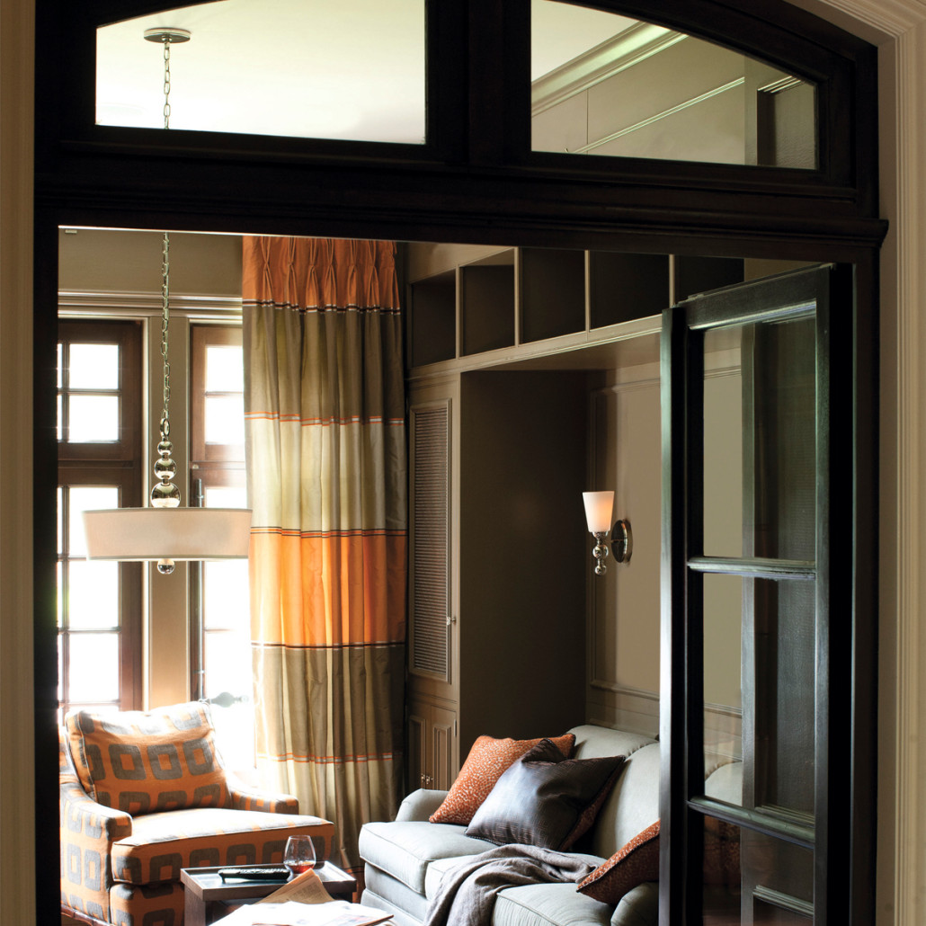 Бра с белым матовым стеклянным плафоном и тремя декоративными шарами Hinkley