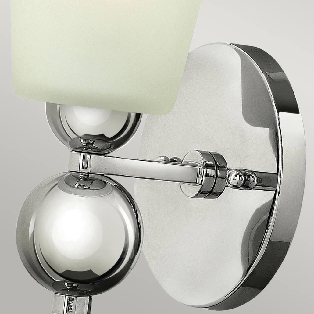 Бра с белым матовым стеклянным плафоном и тремя декоративными шарами Hinkley