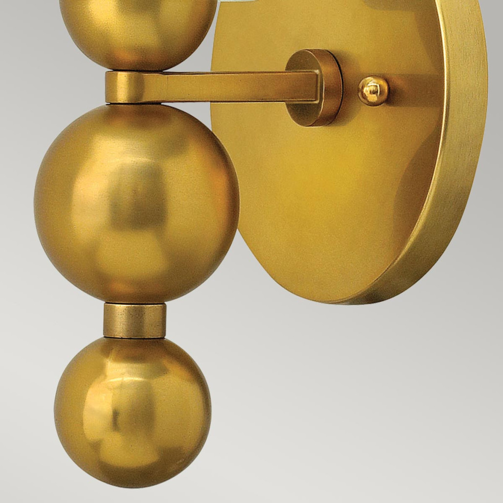 Бра с белым матовым стеклянным плафоном и тремя декоративными шарами Hinkley