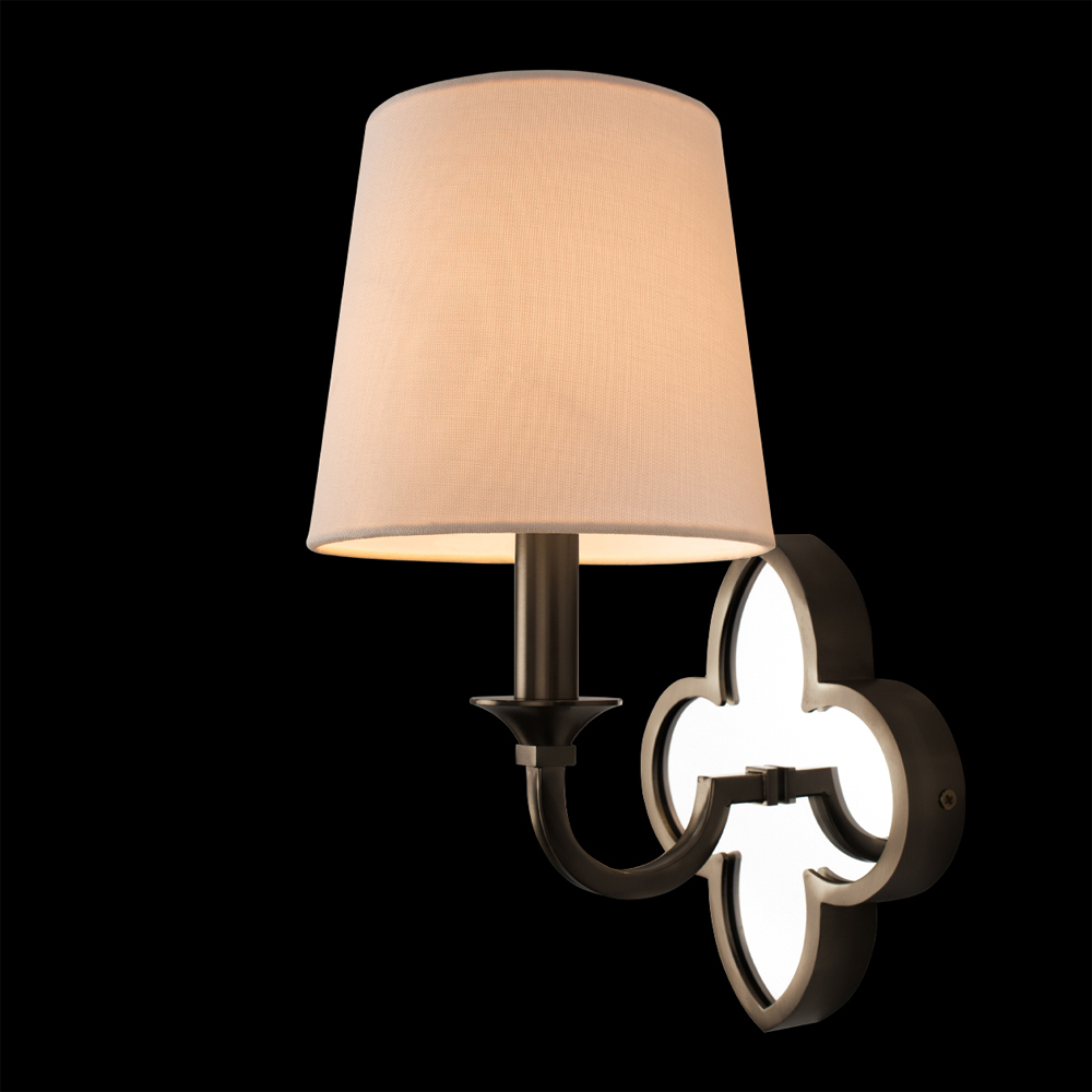 Бра с белым текстильным абажуром и декоративным основанием в виде четырехлистника с зеркальной вставкой Vitorino