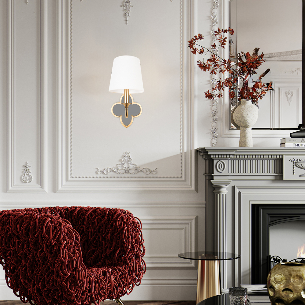 Бра с белым текстильным абажуром и декоративным основанием в виде четырехлистника с зеркальной вставкой Vitorino