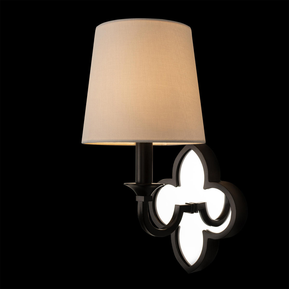 Бра с белым текстильным абажуром и декоративным основанием в виде четырехлистника с зеркальной вставкой Vitorino