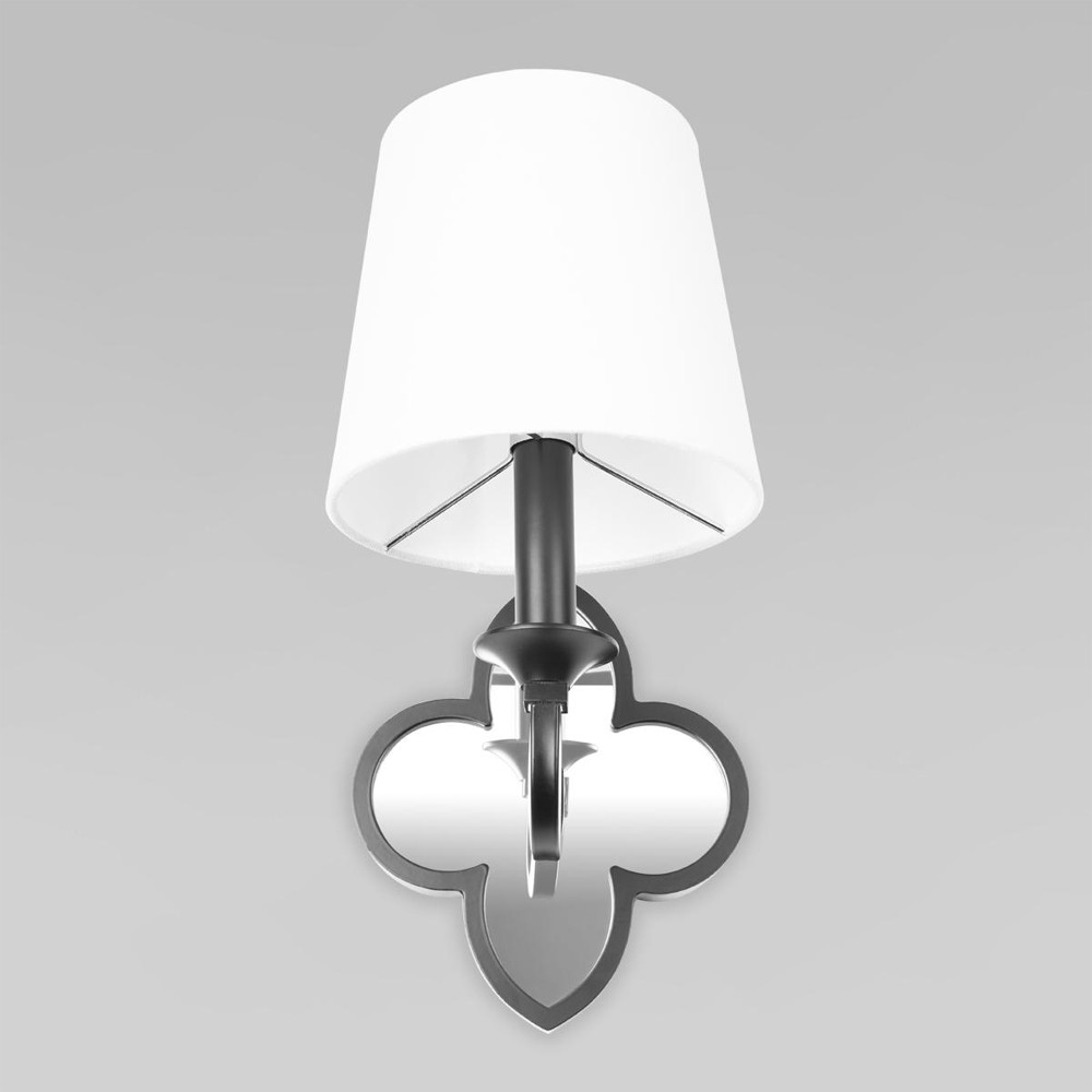 Бра с белым текстильным абажуром и декоративным основанием в виде четырехлистника с зеркальной вставкой Vitorino