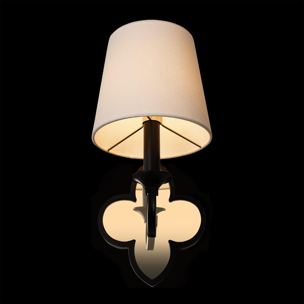 Бра с белым текстильным абажуром и декоративным основанием в виде четырехлистника с зеркальной вставкой Vitorino