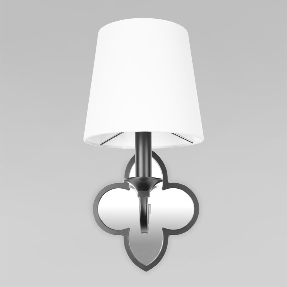 Бра с белым текстильным абажуром и декоративным основанием в виде четырехлистника с зеркальной вставкой Vitorino