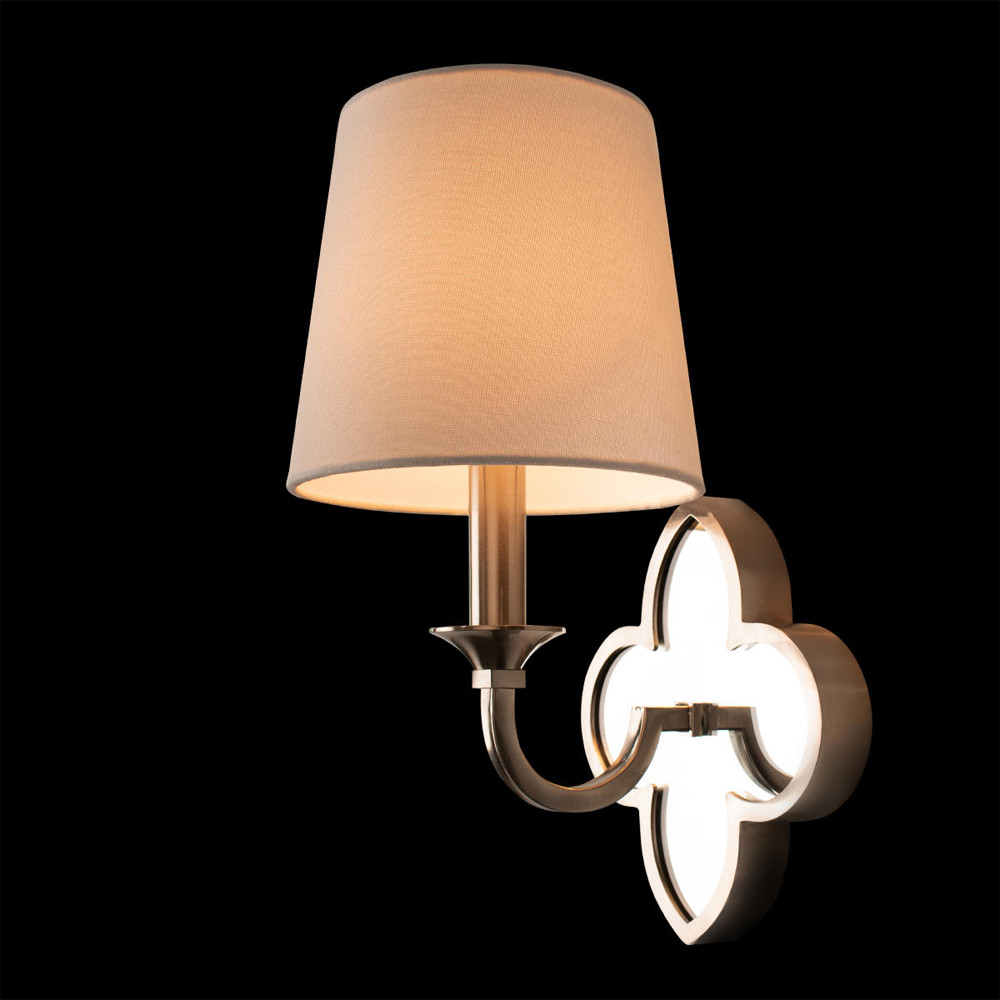 Бра с белым текстильным абажуром и декоративным основанием в виде четырехлистника с зеркальной вставкой Vitorino
