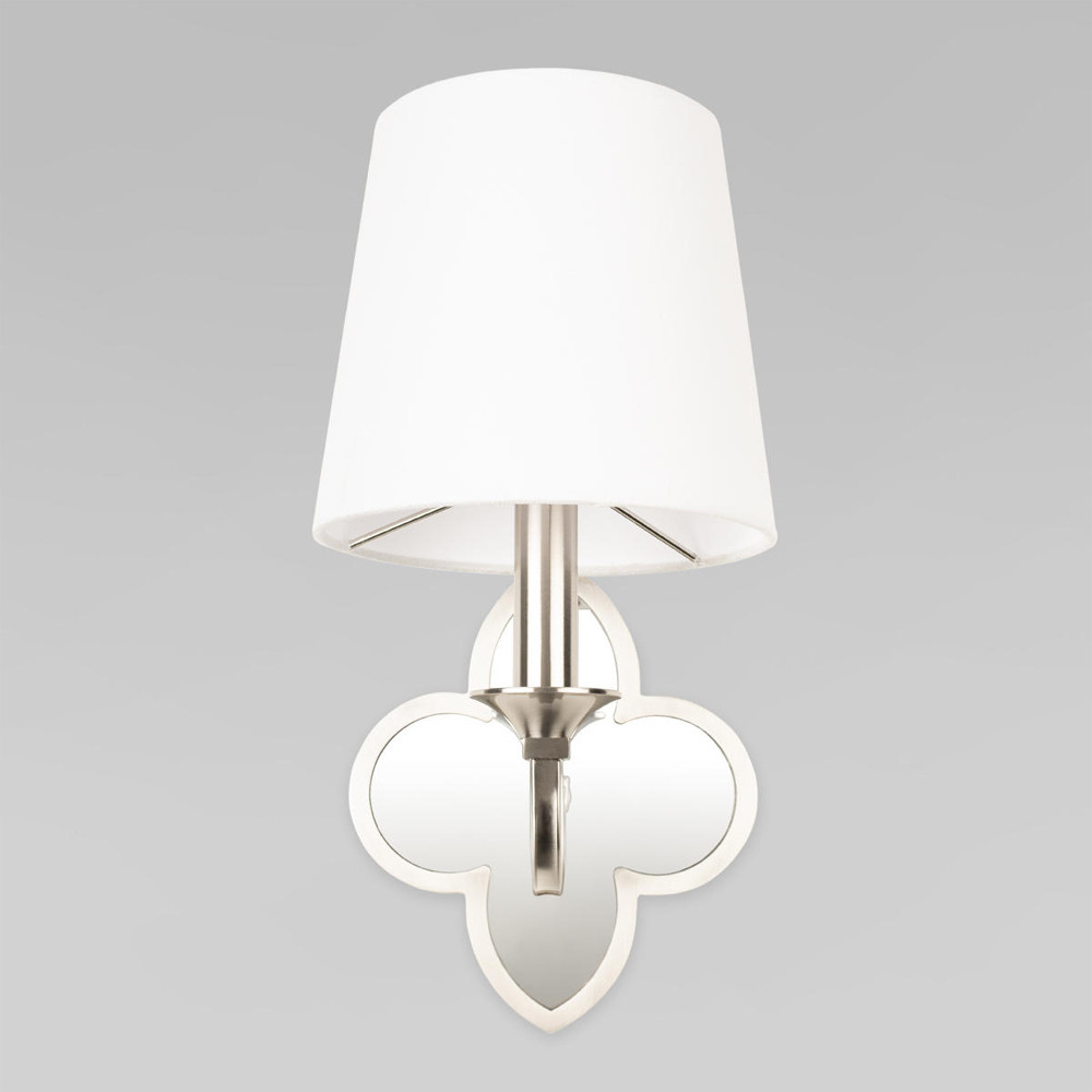 Бра с белым текстильным абажуром и декоративным основанием в виде четырехлистника с зеркальной вставкой Vitorino