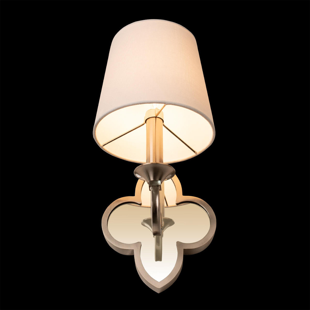 Бра с белым текстильным абажуром и декоративным основанием в виде четырехлистника с зеркальной вставкой Vitorino