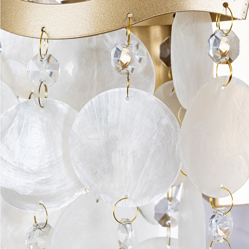 Бра с белыми перламутровыми подвесками и золотистыми волнистыми элементами SHELL