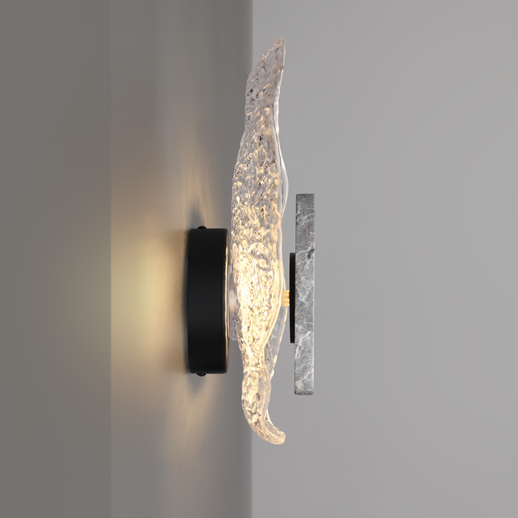 Бра с волнообразным стеклянным плафоном и вставкой из мрамора Liquid Stone