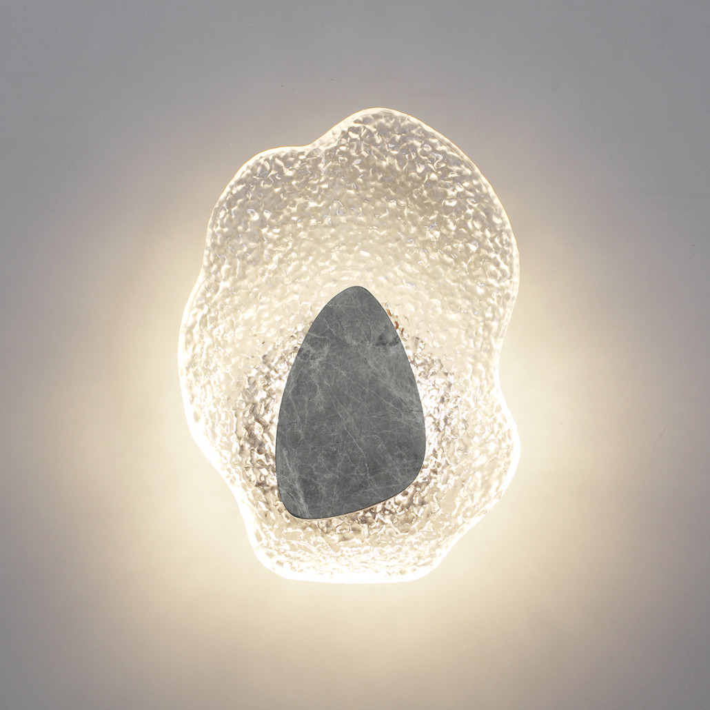 Бра с волнообразным стеклянным плафоном и вставкой из мрамора Liquid Stone