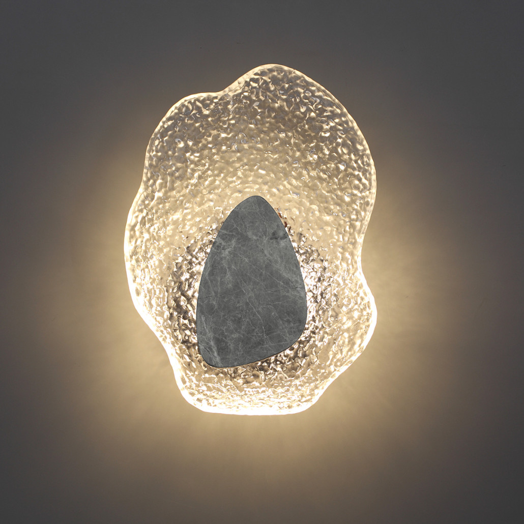 Бра с волнообразным стеклянным плафоном и вставкой из мрамора Liquid Stone