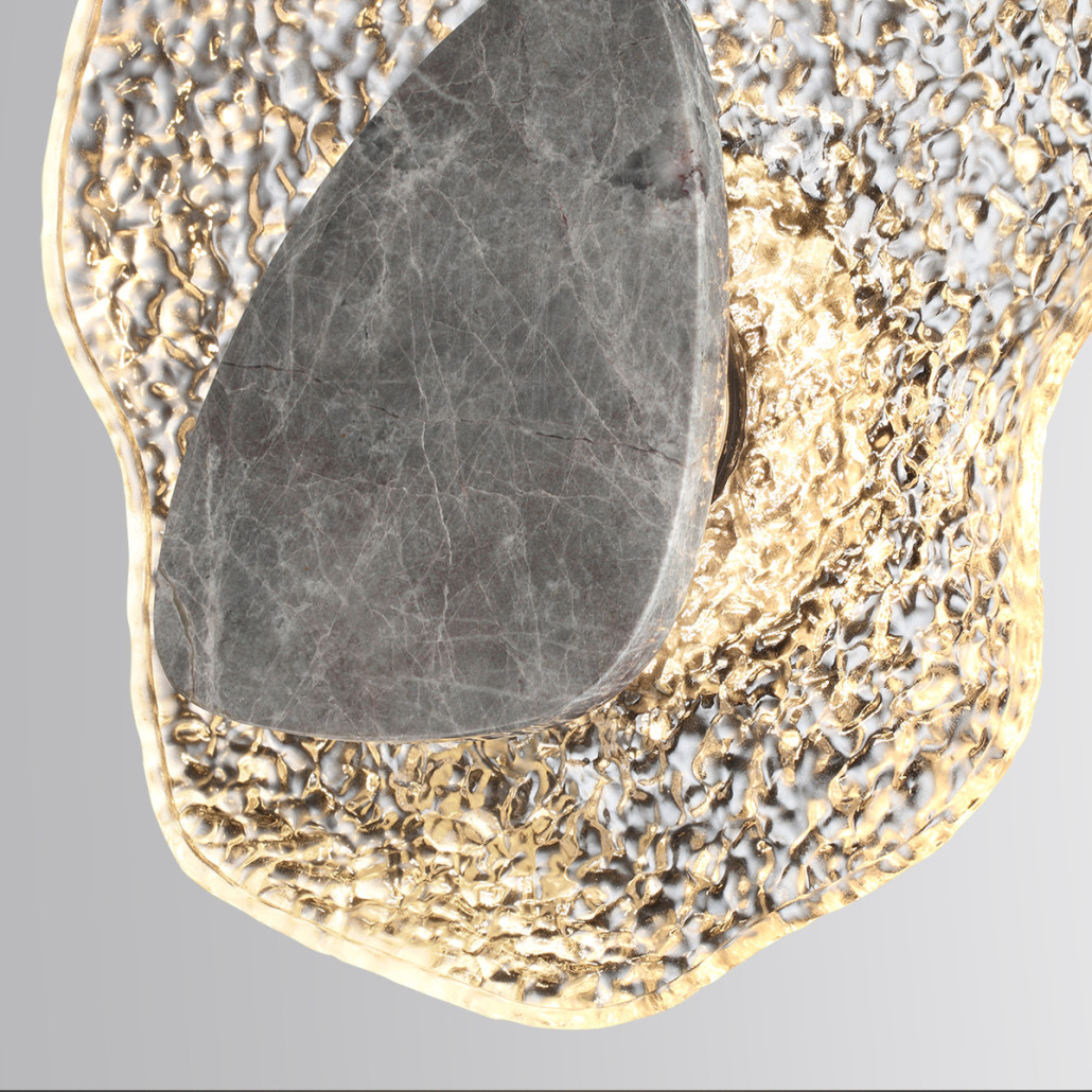 Бра с волнообразным стеклянным плафоном и вставкой из мрамора Liquid Stone