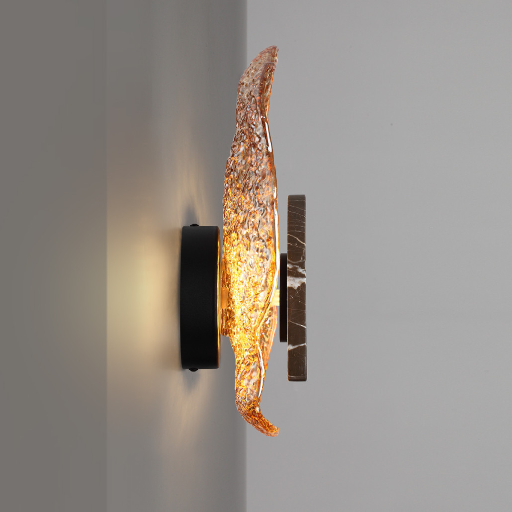 Бра с волнообразным стеклянным плафоном и вставкой из мрамора Liquid Stone