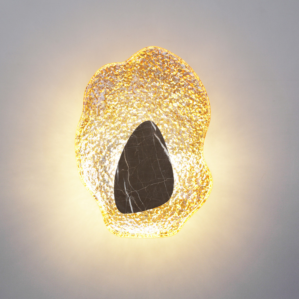 Бра с волнообразным стеклянным плафоном и вставкой из мрамора Liquid Stone