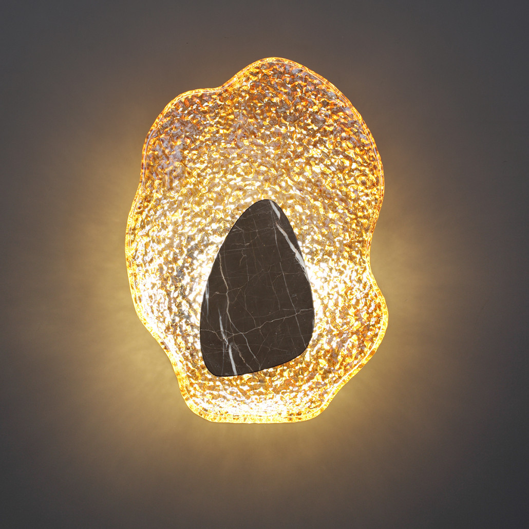 Бра с волнообразным стеклянным плафоном и вставкой из мрамора Liquid Stone