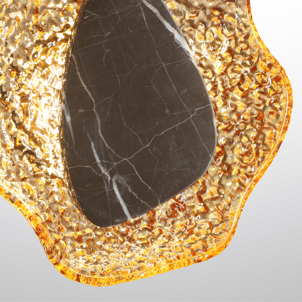 Бра с волнообразным стеклянным плафоном и вставкой из мрамора Liquid Stone