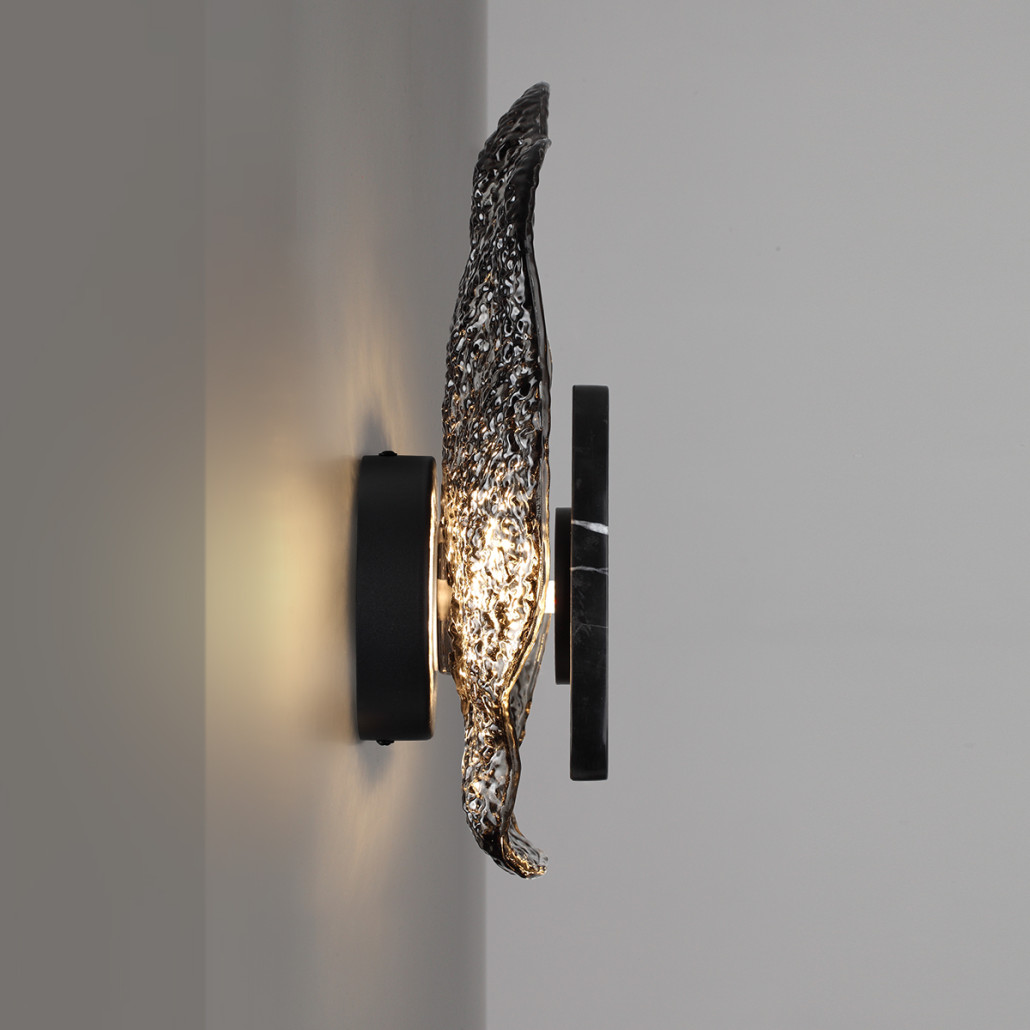 Бра с волнообразным стеклянным плафоном и вставкой из мрамора Liquid Stone