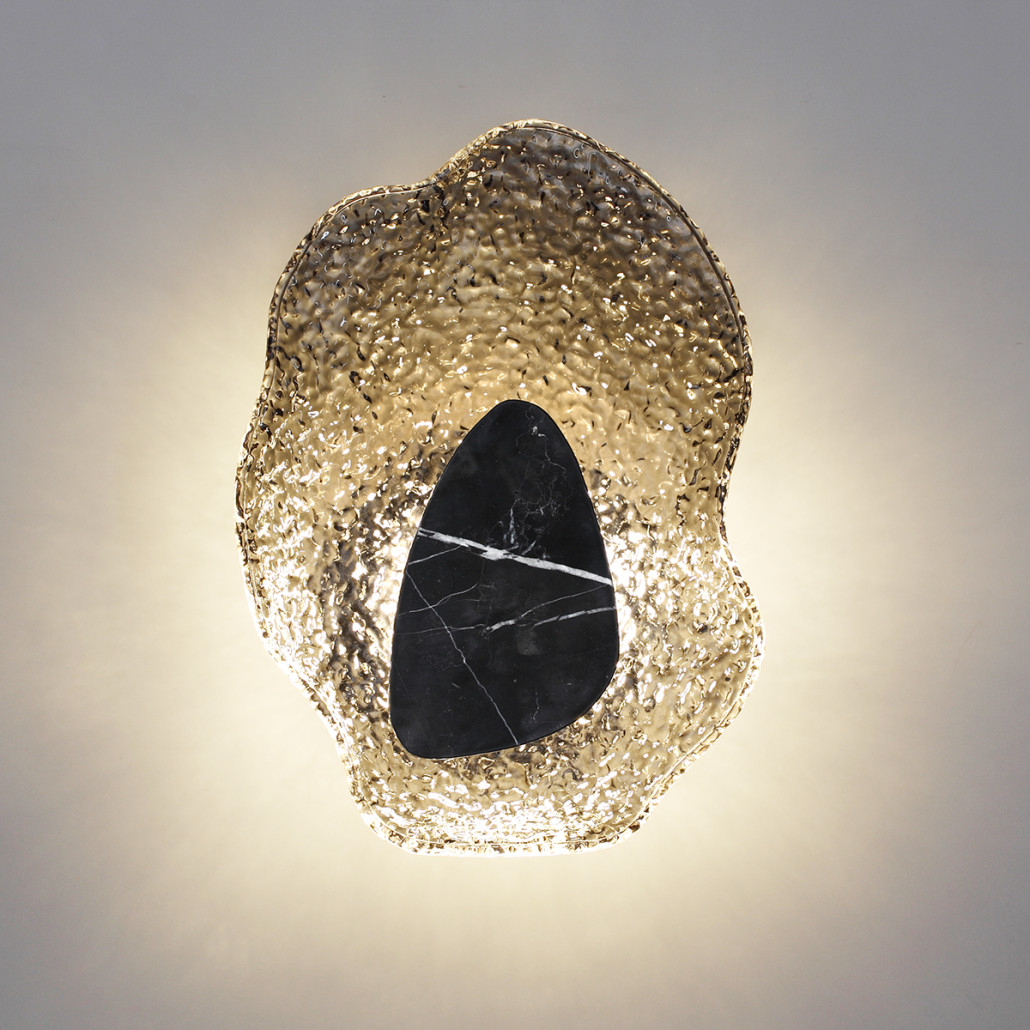 Бра с волнообразным стеклянным плафоном и вставкой из мрамора Liquid Stone