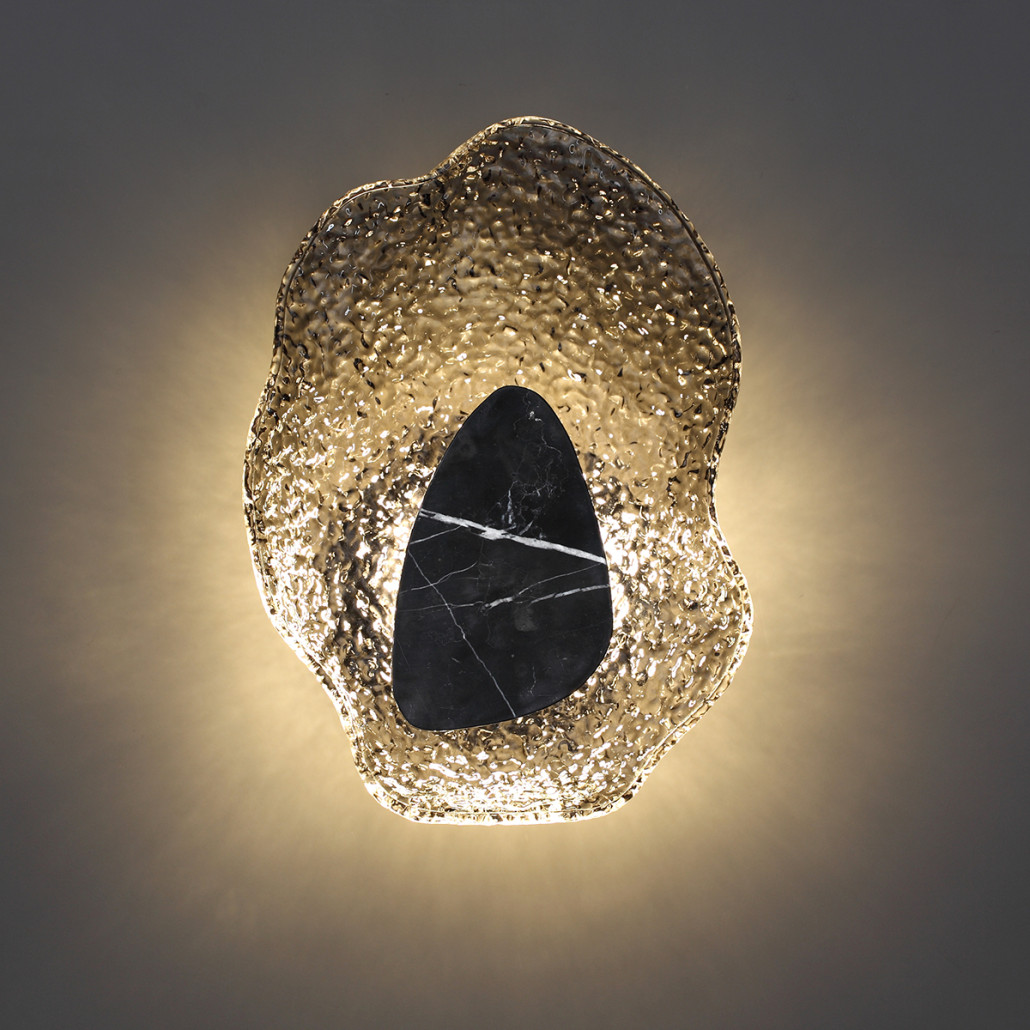 Бра с волнообразным стеклянным плафоном и вставкой из мрамора Liquid Stone