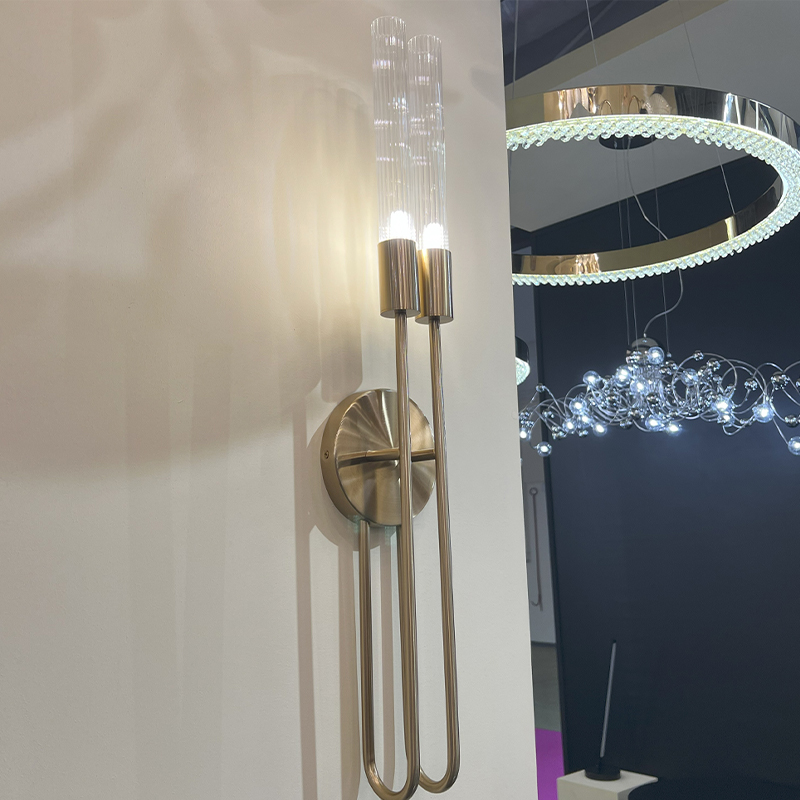 Бра с вытянутым рифленым стеклянным плафоном цилиндрической формы Trumpet tube