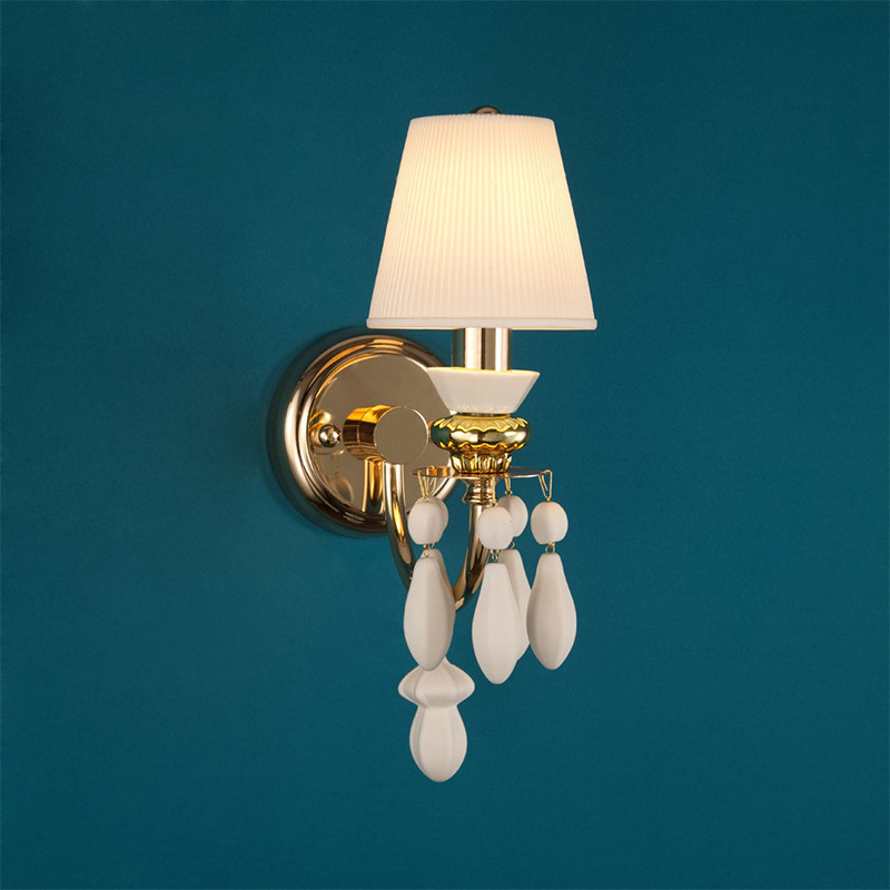 Бра с декором в виде белых подвесок круглой и овальной формы Annette Wall Lamp