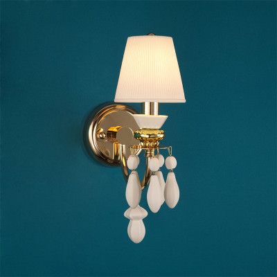 Бра с декором в виде белых подвесок круглой и овальной формы Annette Wall Lamp