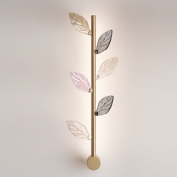Бра с золотистой вертикальной трубкой и декоративными прозрачными листьями из стекла Sylva