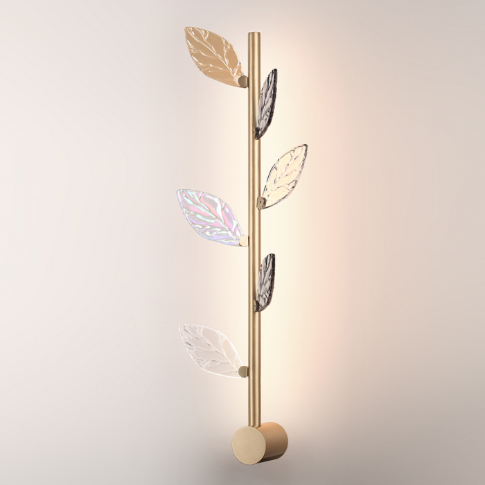 Бра с золотистой вертикальной трубкой и декоративными прозрачными листьями из стекла Sylva