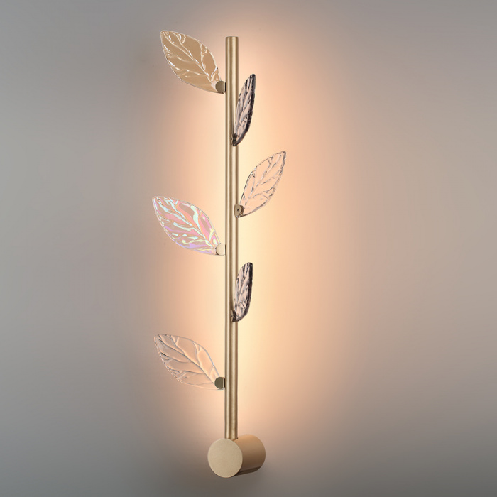 Бра с золотистой вертикальной трубкой и декоративными прозрачными листьями из стекла Sylva
